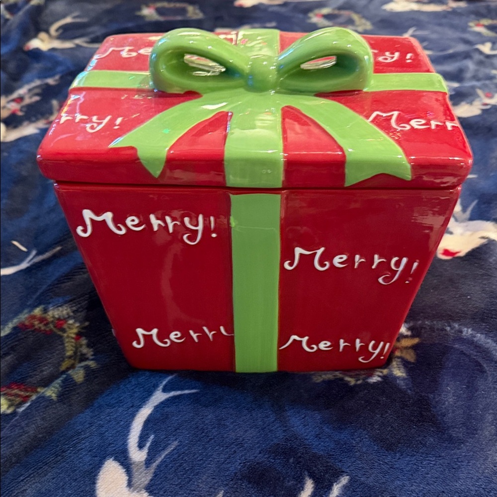🎁Festive Red Gift Box with Green Bow Cookie Jar🎁 Merry!